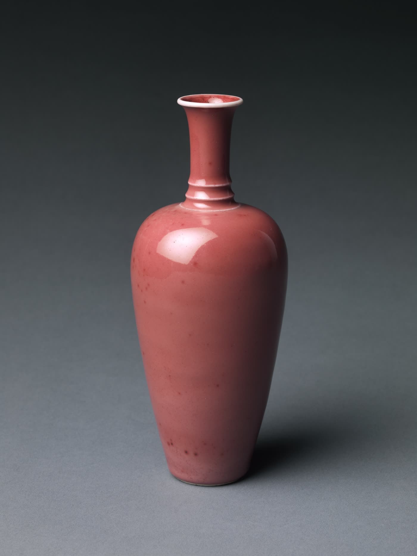 A porcelain vase the Metropolitan Museum of Art places in China, 1713–22.